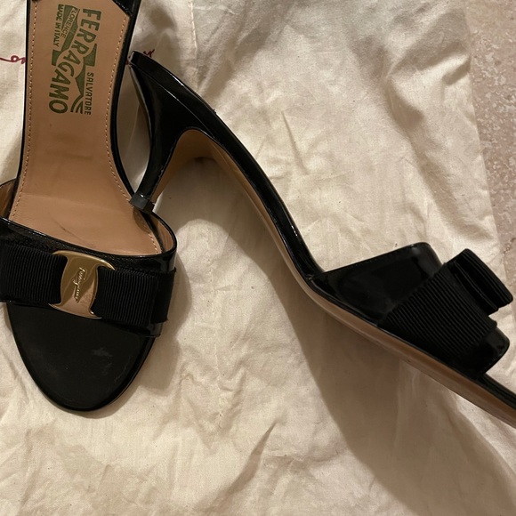 SALVATORE FERRAGAMO VARA GLORY BLACK SANDALS HEELS SZ 9 - Picture 4 of 5